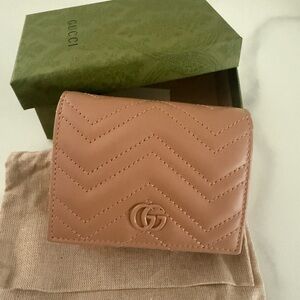 Gucci GG Marmont Matelasse’ card case wallet in Camelia